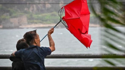 চীনে ঝড়ো হাওয়ার আভাস, ঘরের বাইরে যেতে মানা