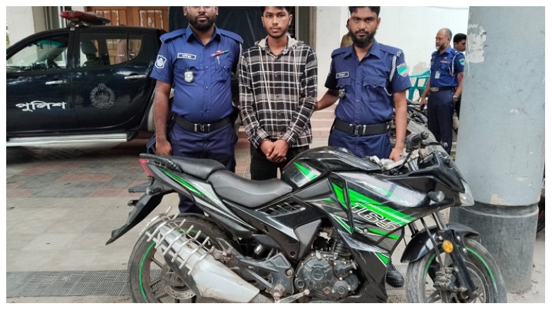  ছিনতাইয়ে জড়িত দুই যুবক অস্ত্রসহ  গ্রেফতার