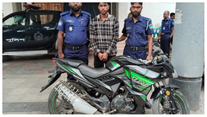  ছিনতাইয়ে জড়িত দুই যুবক অস্ত্রসহ  গ্রেফতার