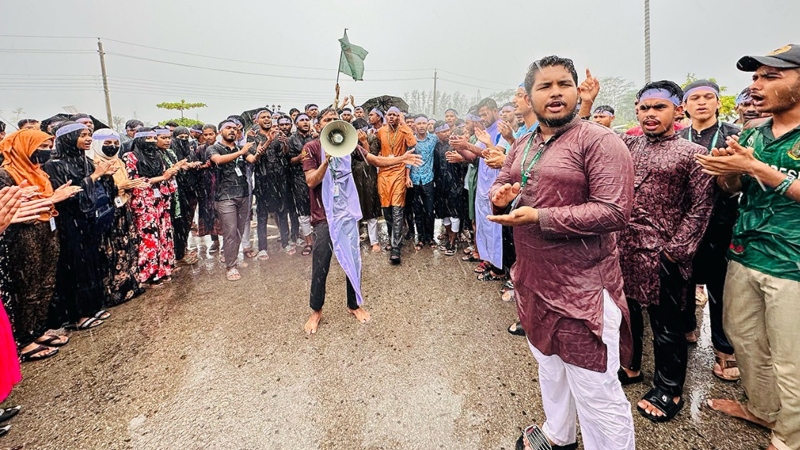 কাফনের কাপড় মাথায় নিয়ে পলিটেকনিক শিক্ষার্থীদের কাফন মিছিল