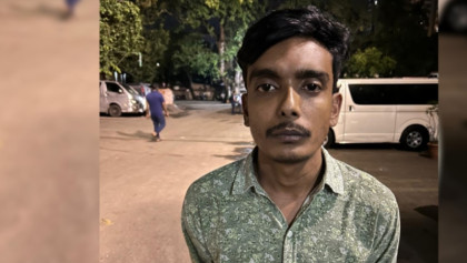 প্রকাশ্যে অস্ত্রের মহড়া