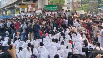 শুক্রবার কাফনের কাপড় বেঁধে গণমিছিল