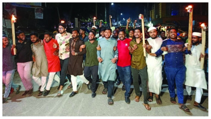 ভোলায় গ্যাস সংযোগসহ ৫ দফা দাবিতে ছাত্র-জনতার মশাল মিছিল
