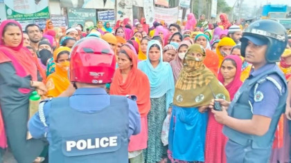 পোশাকশ্রমিকদের দ্বিতীয় দিনের মতো বিক্ষোভ
