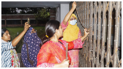 কুয়েটে তালা ভেঙে রোকেয়া হলে প্রবেশ করলেন ছাত্রীরা
