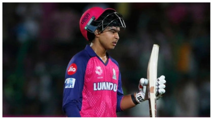 ৩৫ বলে শতরান! রশিদ-ইশান্তদের পাড়ার স্তরে নামিয়ে আনলেন ১৪ বছরের বৈভব, দাঁড়িয়ে দেখলেন দাদারা