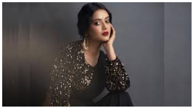 অভিনয় করেছেন ডিজে হিসেবে