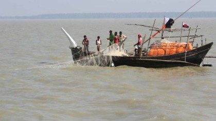নিষেধাজ্ঞা শেষে আজ রাতে নদীতে মাছ ধরা শুরু