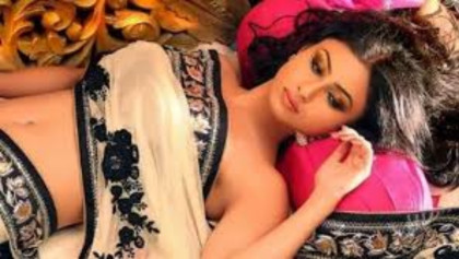 থরথর করে কাঁপছেন মৌনী! ঘরে ঢুকে পড়লেন এক ব্যক্তি