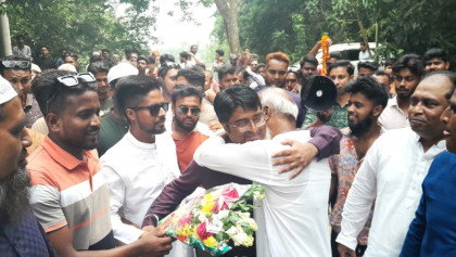 প্রায় দেড় যুগ পর বাড়ি ফিরলেন বিএনপি সমর্থক লন্ডন প্রবাসী