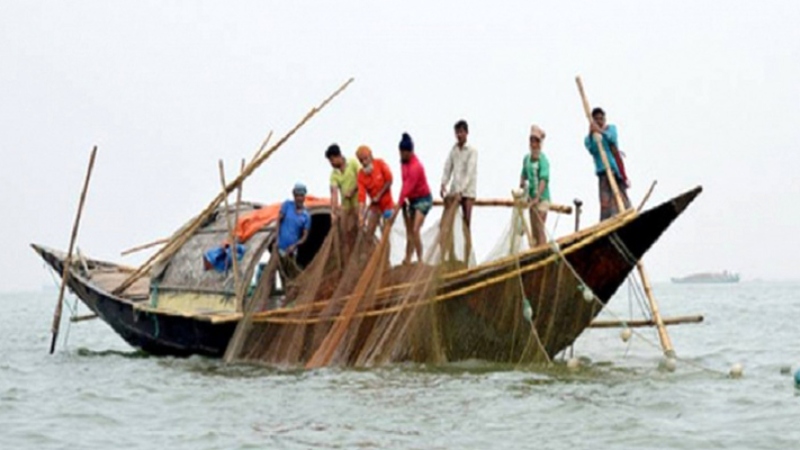 ২ মাসের নিষেধাজ্ঞার পর জাল ফেলে মিলছে না মাছ