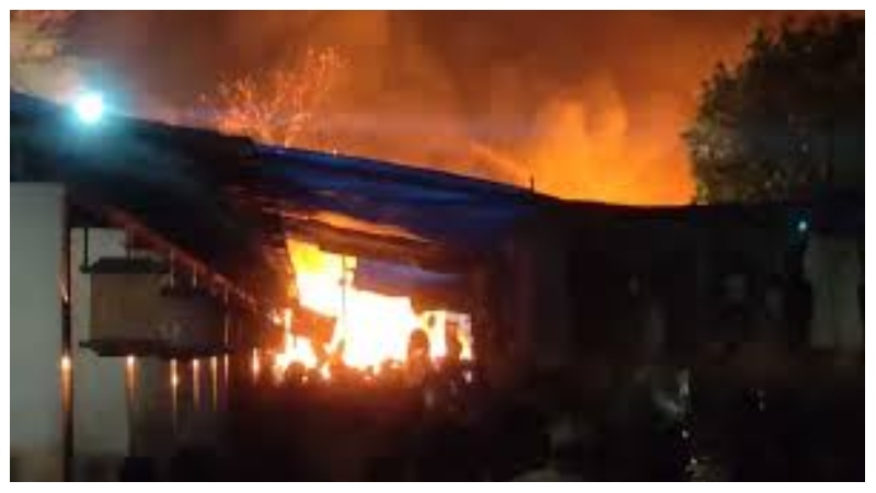ভারতের  দিল্লিতে ভয়াবহ আগুন