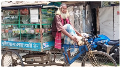 ৮৯ বছর বয়সের বীর মুক্তিযোদ্ধা ভ্যান গাড়িতে বই বিক্রি করছেন