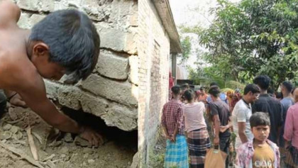 বাড়ির ভেতরে মিনি ‘আয়নাঘর’, এলাকাজুড়ে চাঞ্চল্য