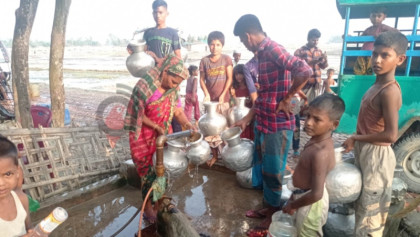 তীব্র গরমে পানির হাহাকার: রোহিঙ্গা ক্যাম্পে পানি সরবরাহ, সংকটে স্থানীয় গ্রামবাসী