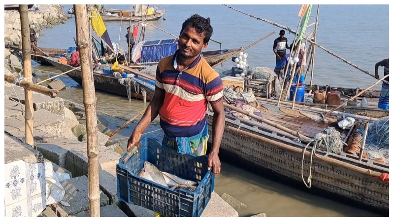 নিষেধাজ্ঞা শেষে ভোলার নদীতে কাঙ্খিত
ইলিশ না পেয়ে হতাশ জেলেরা