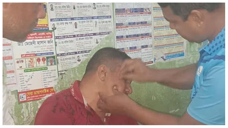 থানায় নেওয়ার পথে মোটরসাইকেল থামিয়ে দুই পুলিশকে হাতুড়ির আঘাত আসামির
