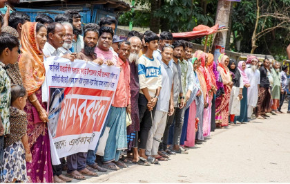 গাইবান্ধায়  আ. লীগ নেত্রীর কারণে অতিষ্ঠ গ্রামবাসী, পরিত্রাণ চেয়ে বিক্ষোভ