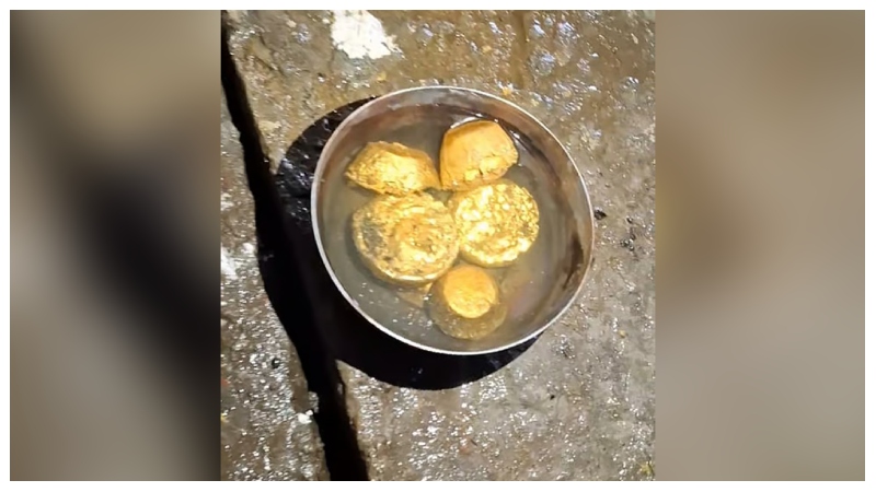  জামা-কাপড় পুড়িয়ে মিলল সোনা