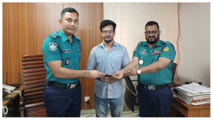 ২১টি মোবাইল ফোন উদ্ধার করে মালিকদের বুঝিয়ে দিল পুলিশ
