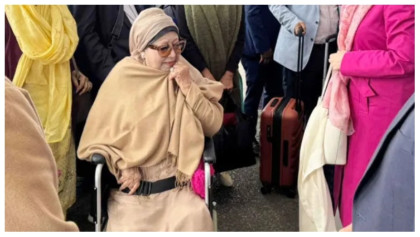 হিথ্রো বিমানবন্দরে হাস্যোজ্জ্বল খালেদা জিয়া
