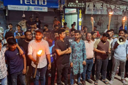 হাসনাত আবদুল্লাহর গাড়িতে হামলার প্রতিবাদে নারায়ণগঞ্জে মশাল মিছিল ও সমাবেশ