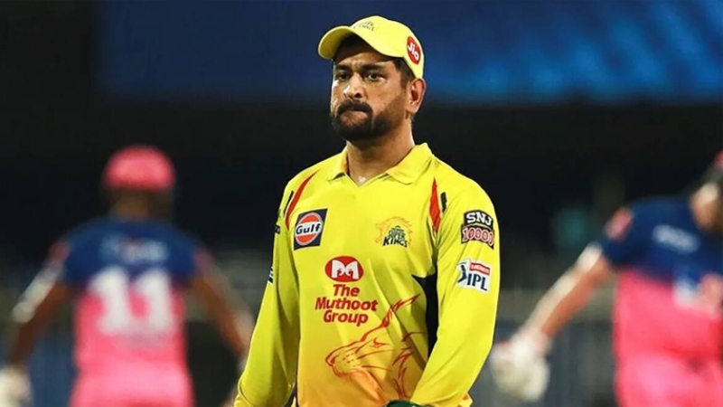 ধোনির জন্য নিয়ম বদল, তরুণদের ক্ষতিতে ক্ষুব্ধ গাভাস্কার