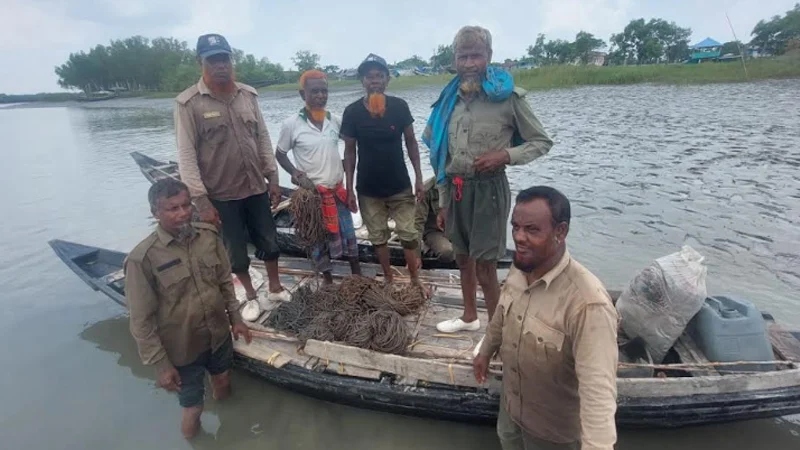 সুন্দরবনে চোরা শিকারিদের ৬০০ হরিণের ফাঁদ ও দুটি নৌকা জব্দ