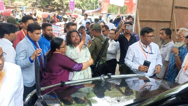গভর্নরের গাড়ি আটকালেন ব্র্যাক ব্যাংকের চাকরিচ্যুত কর্মীরা