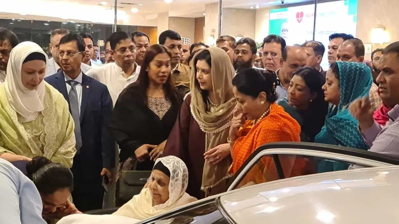 জোবাইদা রহমান মাকে নিয়ে  হাসপাতাল থেকে ধানমন্ডির মাহবুব ভবনে ফিরলেন