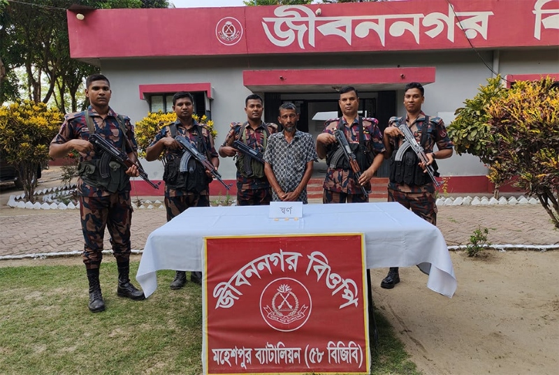 ভ্যানচালকের শরীর থেকে উদ্ধার হলো অর্ধকোটি টাকার স্বর্ণ