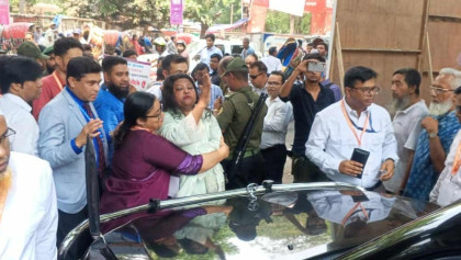 গভর্নরের গাড়ি আটকালেন ব্র্যাক ব্যাংকের চাকরিচ্যুত কর্মীরা