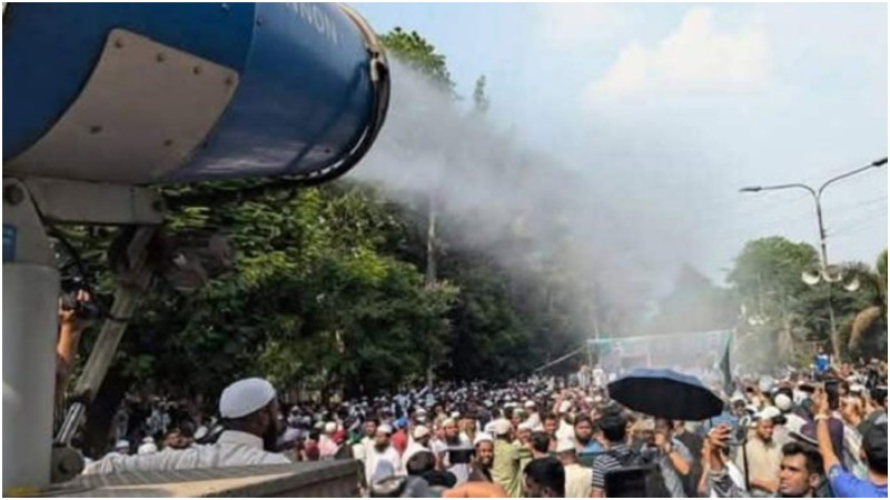 তীব্র গরমে বিক্ষোভকারীদের অস্বস্তি, ঠান্ডা পানি ছিটালো সিটি করপোরেশন