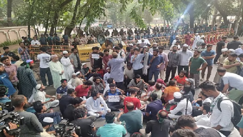 রাত পেরিয়ে সকালেও যমুনার সামনে আন্দোলন