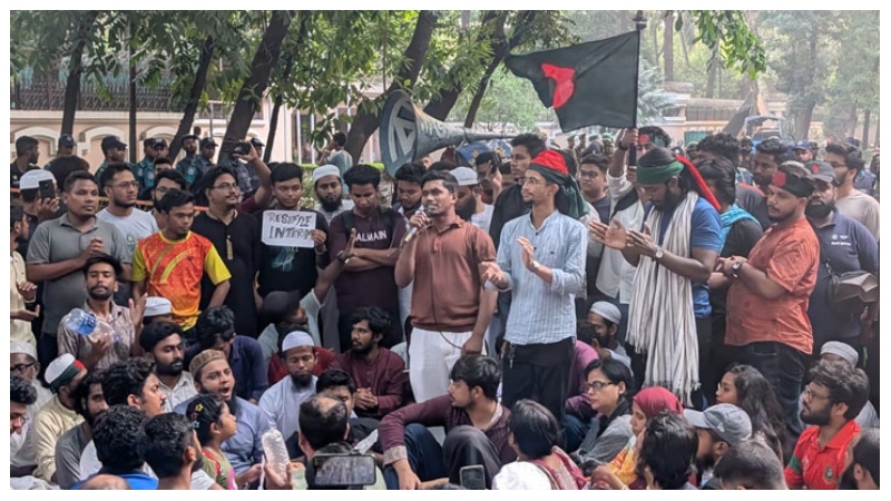 রাত পেরিয়ে সকাল, যমুনার সামনে অনড় ছাত্র-জনতা
