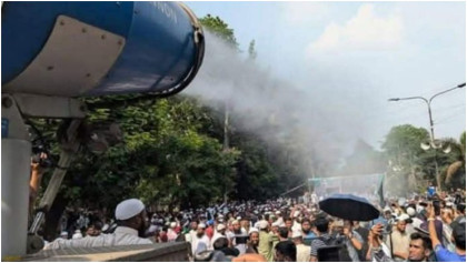 তীব্র গরমে বিক্ষোভকারীদের অস্বস্তি, ঠান্ডা পানি ছিটালো সিটি করপোরেশন