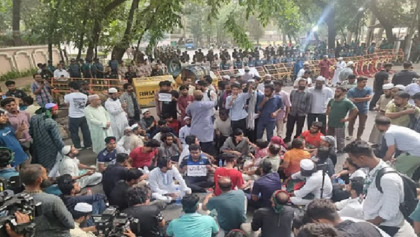 রাত পেরিয়ে সকালেও যমুনার সামনে আন্দোলন