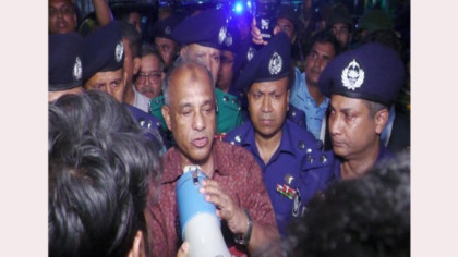 সাবেক রাষ্ট্রপতি আব্দুল হামিদের দেশ ত্যাগে ক্ষুব্ধ জনতার বিক্ষোভ, স্বরাষ্ট্র উপদেষ্টার গাড়িবহর অবরুদ্ধ