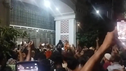 নারায়ণগঞ্জে আইভীর বাড়িতে পুলিশের অভিযান, এলাকাবাসীর প্রতিবাদ