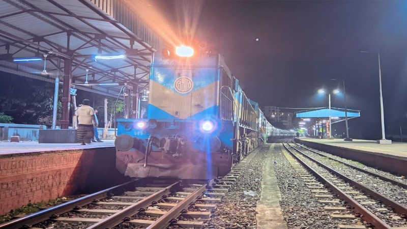 ট্রেনে প্রসব বেদনা, সহযাত্রীদের সহায়তায় কন্যা সন্তানের জন্ম