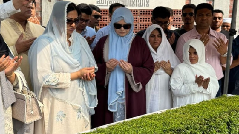 বনানীতে প্রয়াত আরাফাত রহমান কোকোর কবর জিয়ারত ডা. জোবাইদা রহমানের