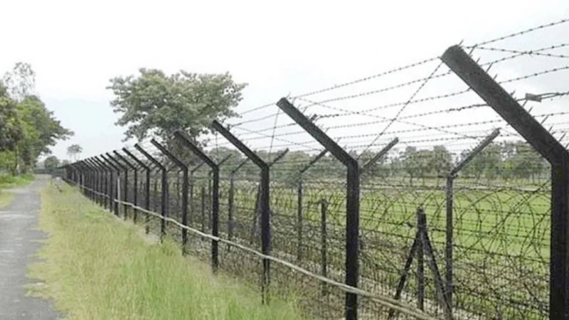 দিনাজপুরের বিরল সীমান্তে ৯ বাংলাদেশিকে আটক করে বিজিবির কাছে হস্তান্তর