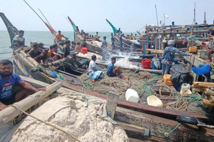 বঙ্গোপসাগরে নিষিদ্ধ সময়ে মাছ শিকার: ১১টি ফিশিং ট্রলারসহ ১২০ জেলে আটক