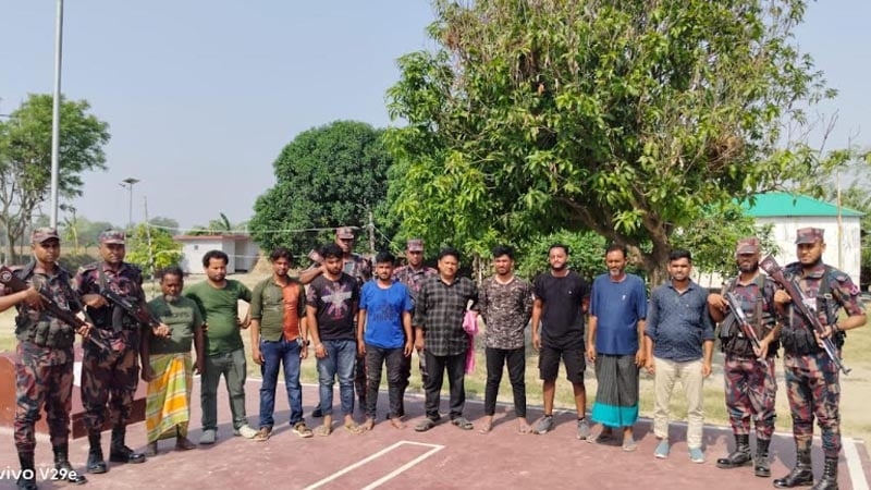 চাঁপাইনবাবগঞ্জ সীমান্তে অবৈধ অনুপ্রবেশের সময় ১০  আটক