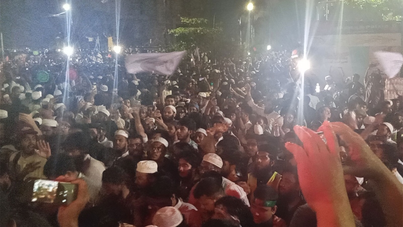 আ. লীগের কার্যক্রম নিষিদ্ধ ঘোষণায় শাহবাগে ছাত্র-জনতার উল্লাস