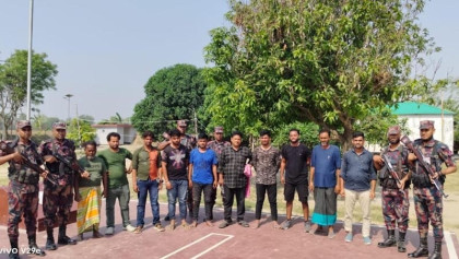 চাঁপাইনবাবগঞ্জ সীমান্তে অবৈধ অনুপ্রবেশের সময় ১০  আটক